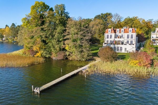 Blick auf das Haus vom See aus