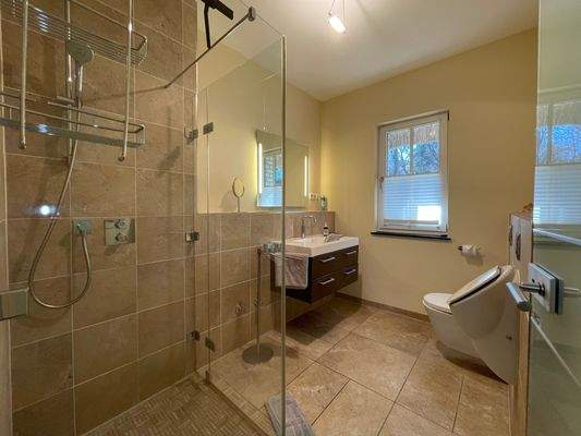 Bad mit Fenster.jpeg