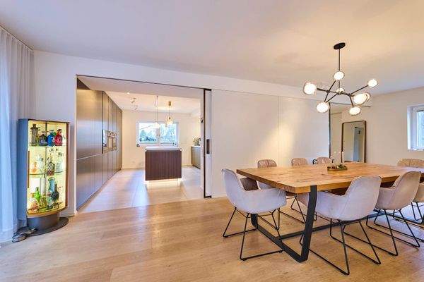 Hochwertige Küche / Essbereich