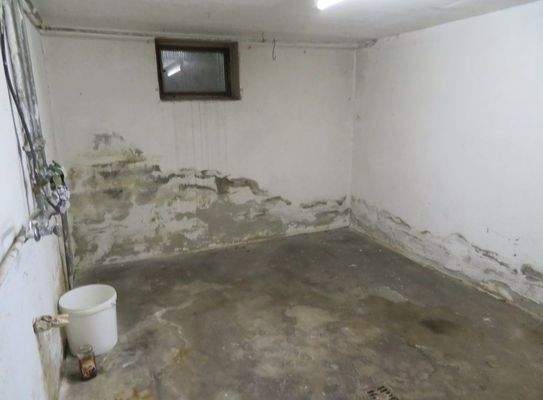 25-Kellergeschoss mit aufsteigender Feuchtigkeit.J