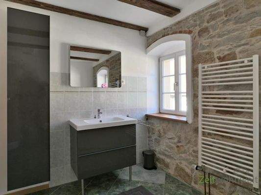 Badschrank und Waschtisch