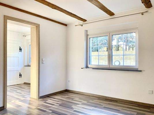 Schlafzimmer mit Zugang zur Ankleide