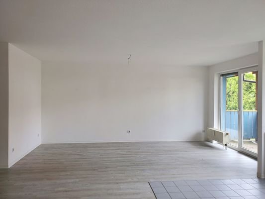 Wohnzimmer mit Balkon.jpg