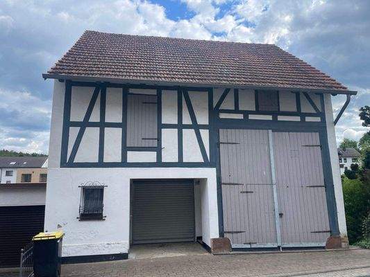 Scheunengebäude mit Garagen