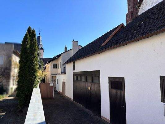 Hofeinfahrt und Garage, Wohnhausanbau