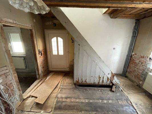 EG Flur mit Treppe zum 1. OG 