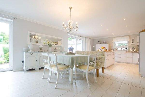 Wohn-und-Ess-Zimmer mit offenem Küchenbereich