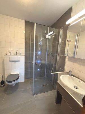 Teilansicht vom Badezimmer der Einliegerwohnung
