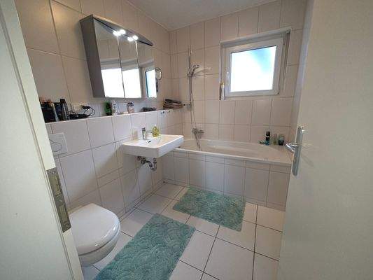 Badezimmer mit Wanne 1. Stock.jpg