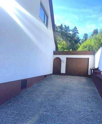 Stellplatz und Garage