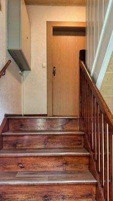 Treppe ins OG mit Eingang in WE im OG