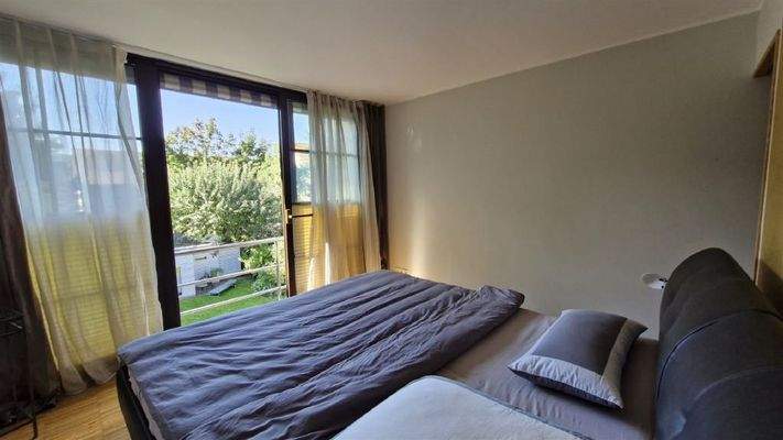 1. OG - Schlafzimmer mit Blick in den Garten