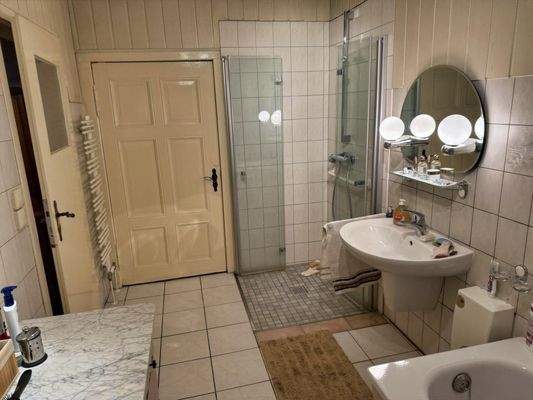 Bad mit Wanne und Dusche