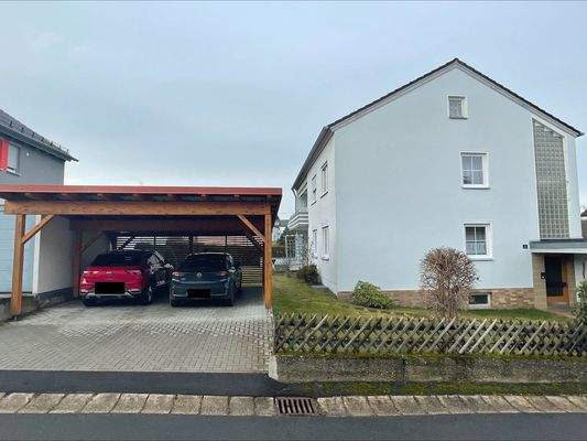 Frontansicht mit Carport