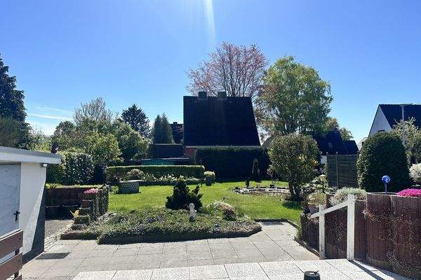 Großzügiger Garten mit Terrasse