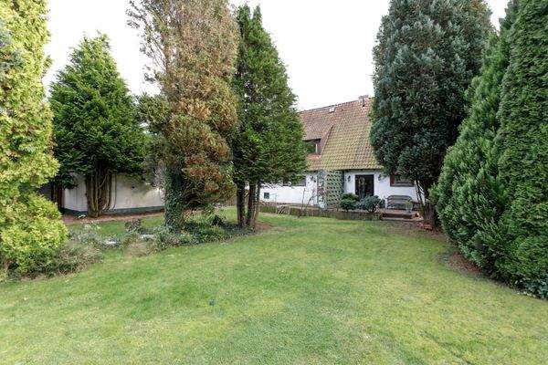 Blick auf Terrasse Garten hinten.jpg