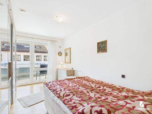 Helles Schlafzimmer mit Balkon