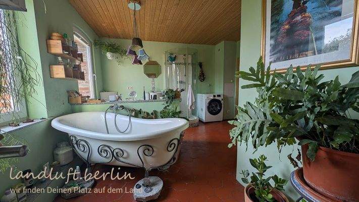 Großes Bad mit Wanne und Duschkabine.jpg