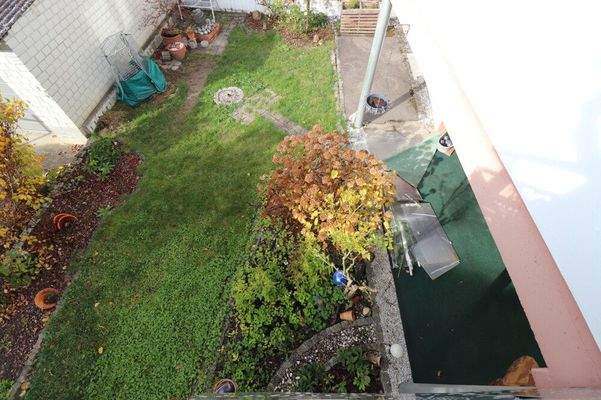 Blick vom Balkon auf den Garten