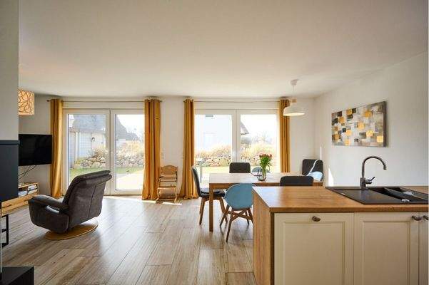 Weiterer Blick in den Wohn- und Essbereich