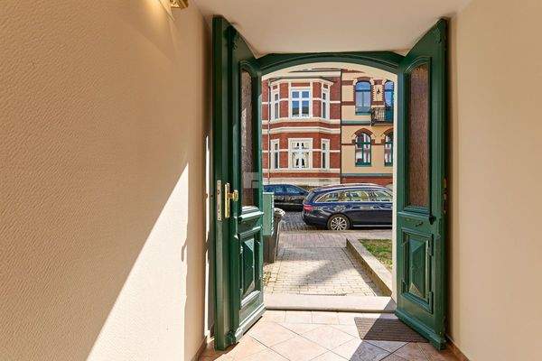 Der Blick aus dem Haus durch die Flügeltür