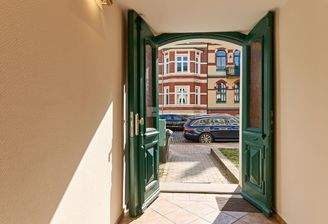 Der Blick aus dem Haus durch die Flügeltür