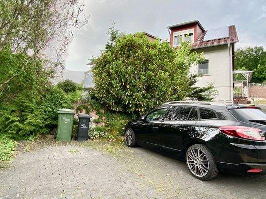 Stellplätze vor dem Haus