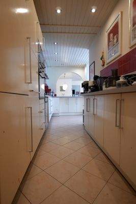 Küche mit Blick Richtung Essbereich 