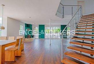 Blick ins Wohnzimmer mit direktem Gartenzugang & Treppe ins 1.OG.jpg