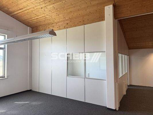 Abtrennung mit Fenster