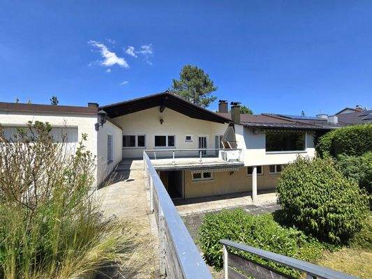 Hausansicht und Zuwegung