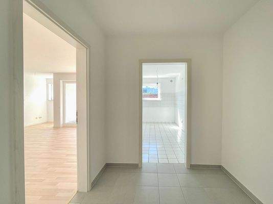 Der geräumige Eingangsbereich mit Zugang zur separaten Küche und in den Wohnbereich