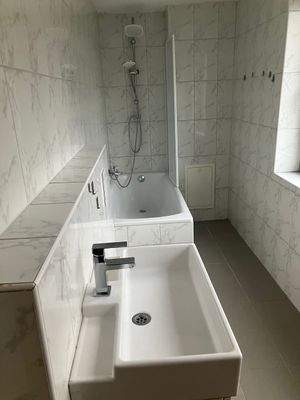 Modernes Badezimmer