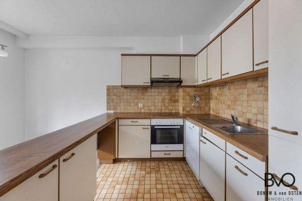 Küche mit klassischem Einbauküchenlayout