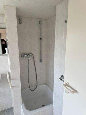 Bad mit Wanne und Dusche