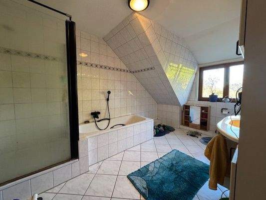 mit Wanne und Dusche