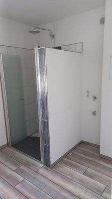 Waschmaschinen- und Trockneranschluss im Bad