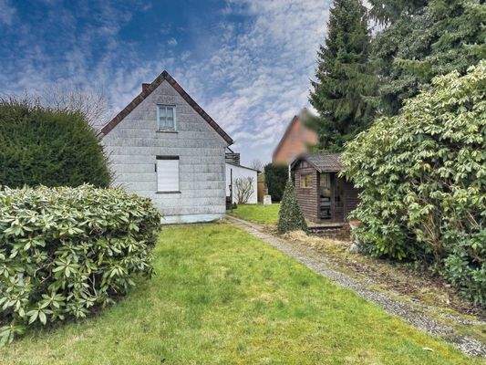 vom Garten mit Blick Richtung Nebengebäude