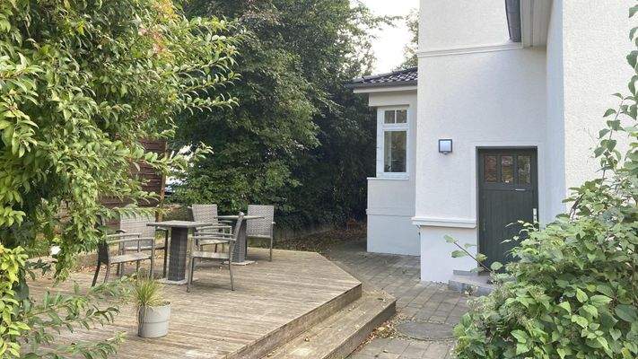 Hofeingang und Terrasse