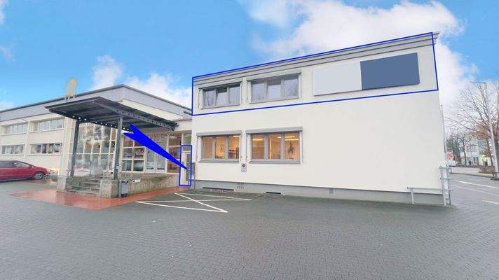 Frontalansicht des Gebäudes mit Blick auf den Eingangsbereich