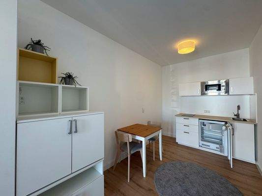 .... mit Küchenzeile (Kochfeld, Mikrowelle, Kühlschrank mit Gefrierfach), ca. 1 Jahr alt