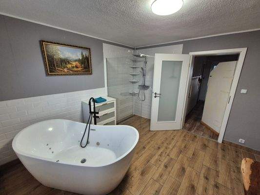 Bad mit Dusche und Wanne