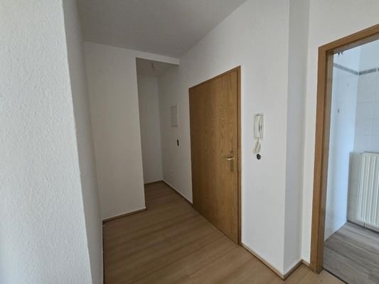 Flur mit Blick zum Eingang und Badezimmer