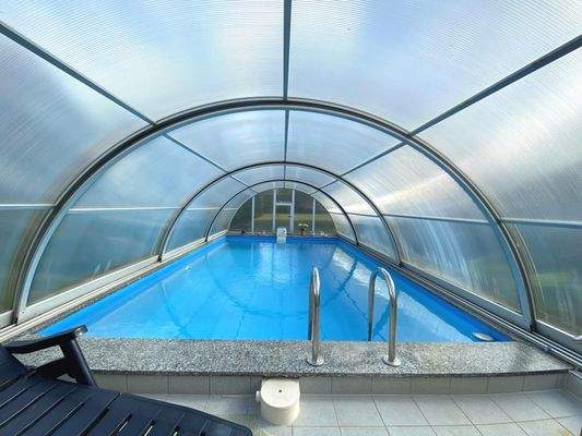 überdachter Gartenpool