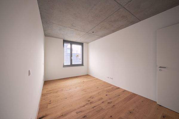 Schlafzimmer mit Blick zum Fenster - HERDERGÄRTEN 2.4.2