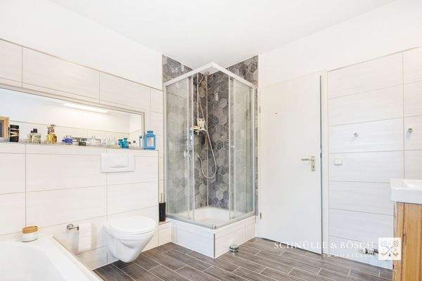 Vollbad mit Wanne und Dusche