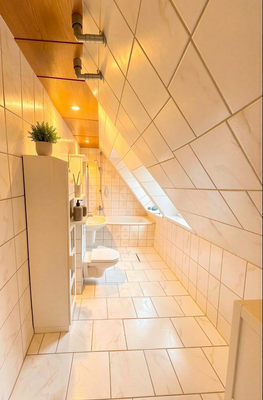 Badezimmer mit Wanne 