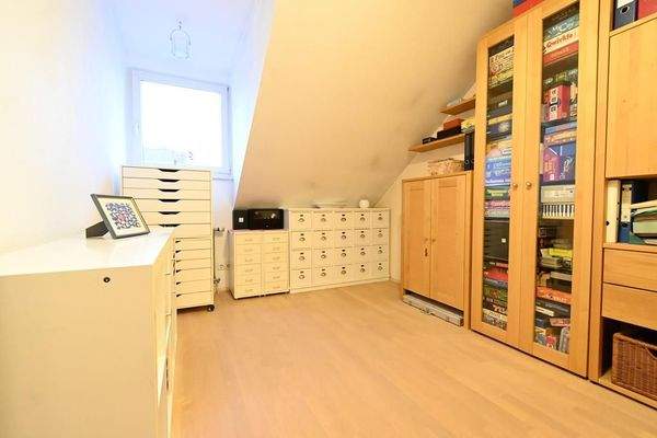 Kinder- oder Arbeitszimmer (3)