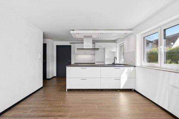 Wohnzimmer mit offener Küche