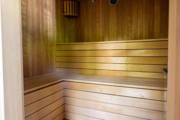 Sauna mit Holzbänken